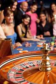 85game live casino table with Filipino players on mobile devices